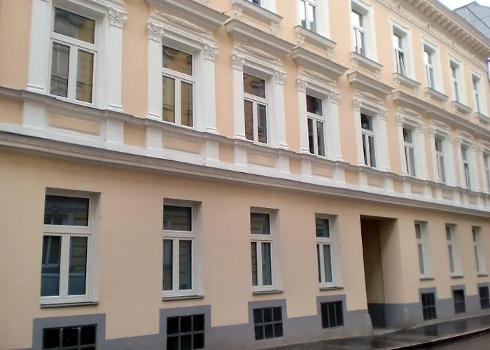 s In Vienna Near Schoenbrunn & Westbahnhof - Keyless Check-In